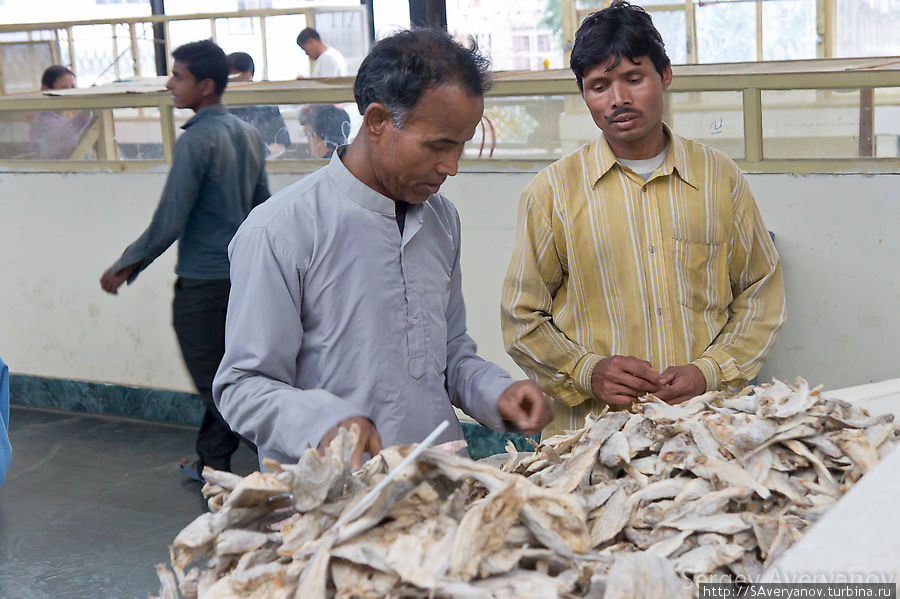 Рынок в Тхимпху, продажа сушёной рыбы Бутан