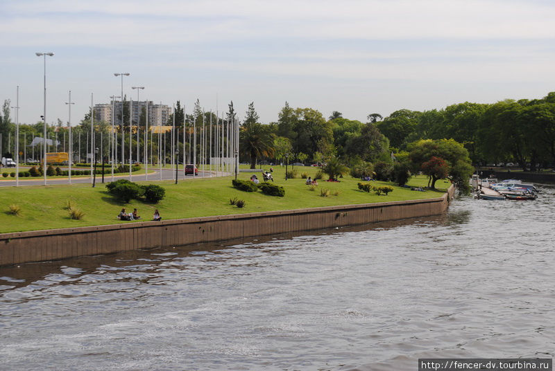 Газоны набережных не менее популярны чем река Тигре, Аргентина