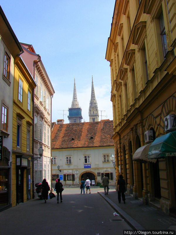 Башни Кафедрального собора видны издалека Загреб, Хорватия