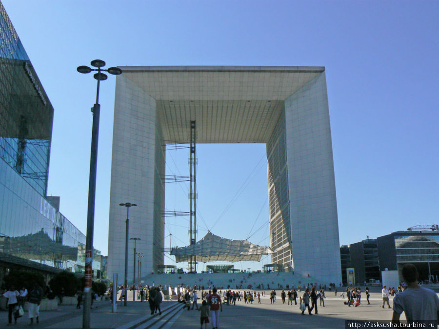 Арка представляет собой почти совершенный куб (ширина 108м, высота 110м, глубина 112м), его башни облицованы стеклом и итальянским мрамором. В них размещаются правительственные офисы. На самом верху расположен выставочный центр, до него можно подняться на лифтах, так же, как и до панорамной вышки, откуда открываются потрясающие виды Парижа. Париж, Франция
