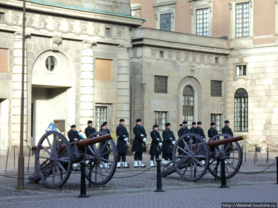 Смена караула на плацу Королевского дворца Стокгольм, Швеция