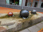 Гранитные отшлифованные шары, легко вращающиеся в воде (в Цюрихе из подобного целую достопримечательность уникальную организовали:))