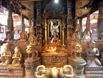 Патан.  Храм Махавихар. Главное святилище храма.