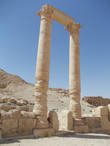интересно, что колонны истончились снизу, где их обтёрли ветры и пески