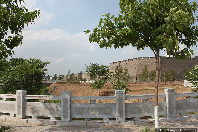 Стена Древнего города, но сейчас мы погуляем по современному Пинъяо, Китай