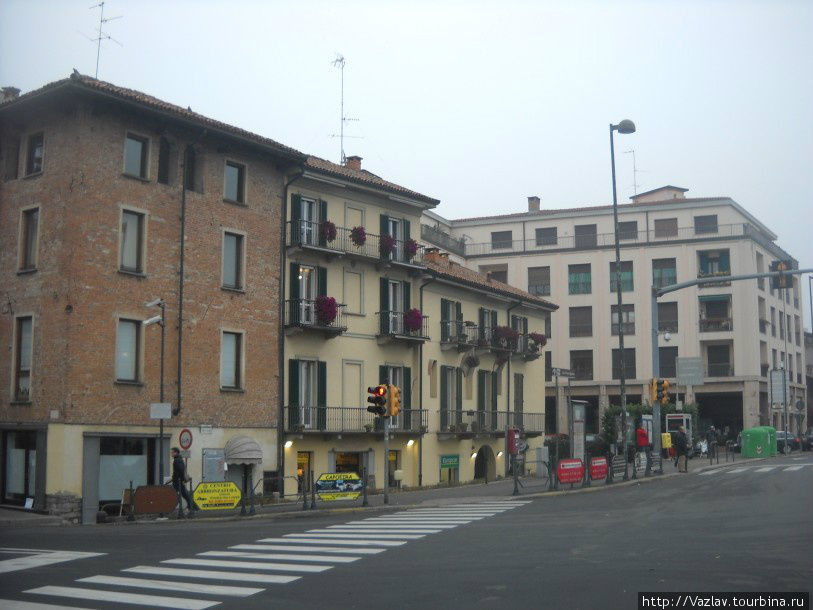 Сплетение старого и нового Павия, Италия