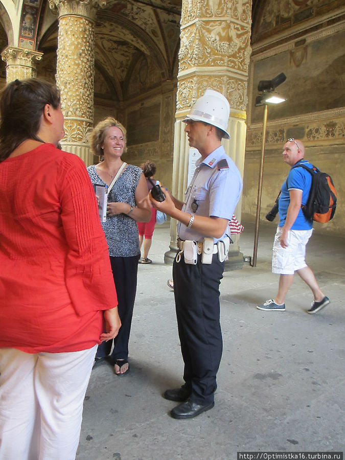 На площади Синьории у Палаццо Веккьо и внутри него Флоренция, Италия На площади Синьории у Палаццо Веккьо и внутри него Флоренция, Италия