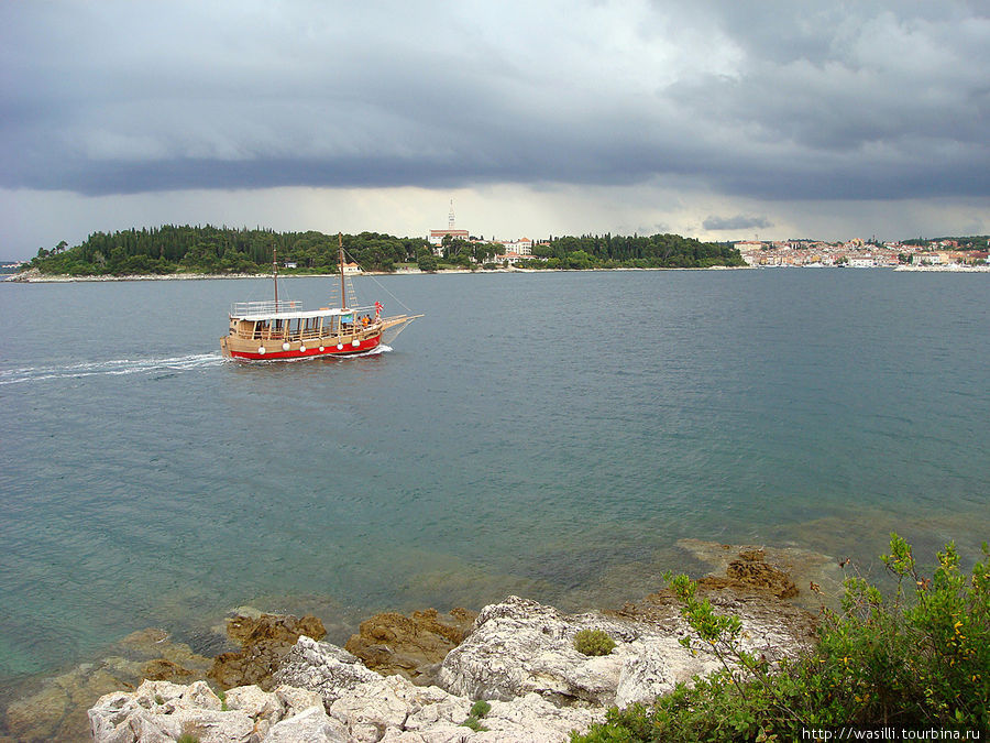 Туристический кораблик идёт в бухту Ровня. Ровинь, Хорватия