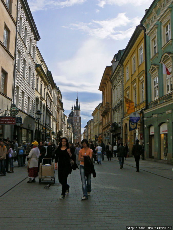 А впереди нас ждет Мариацкий собор на Рыночной площади. Краков, Польша