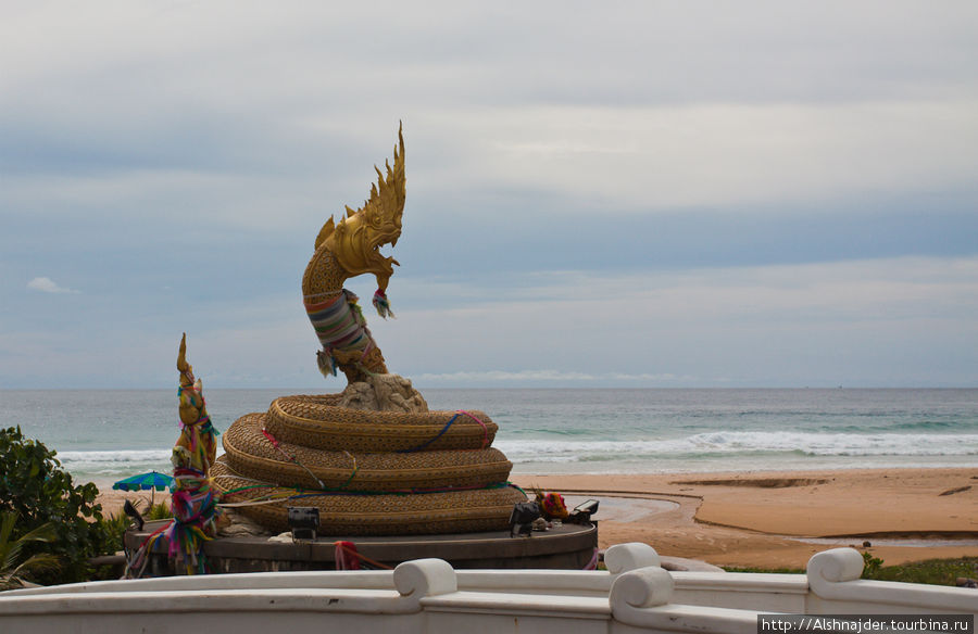 Монумент морскому дракону, призваный защитить от наводнения. Остров Пхукет, Таиланд