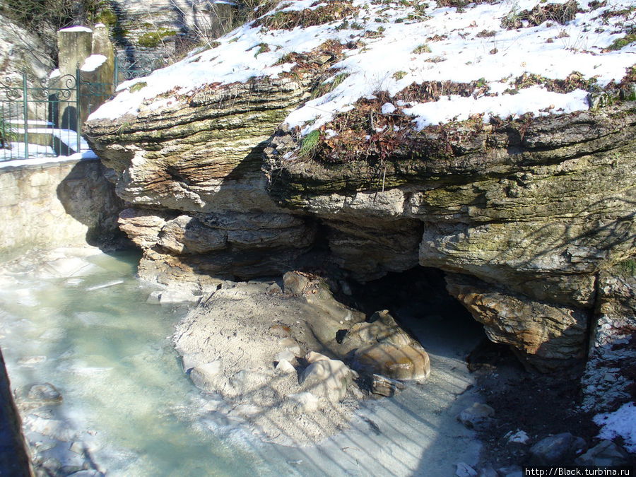 Здесь из пещер выливается вода Здесь из пещер выливается вода