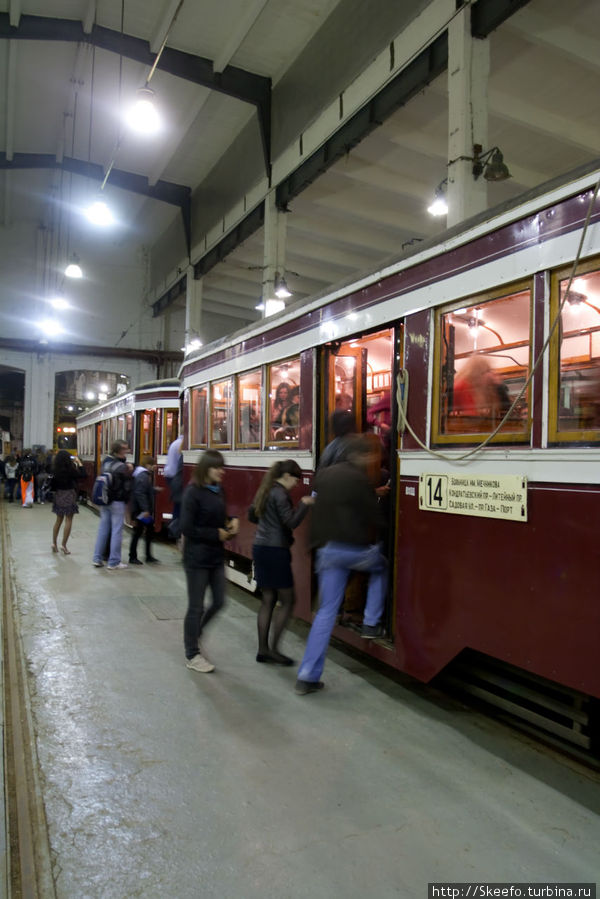 Экскурсанты заходят в трамвай в депо. Санкт-Петербург, Россия