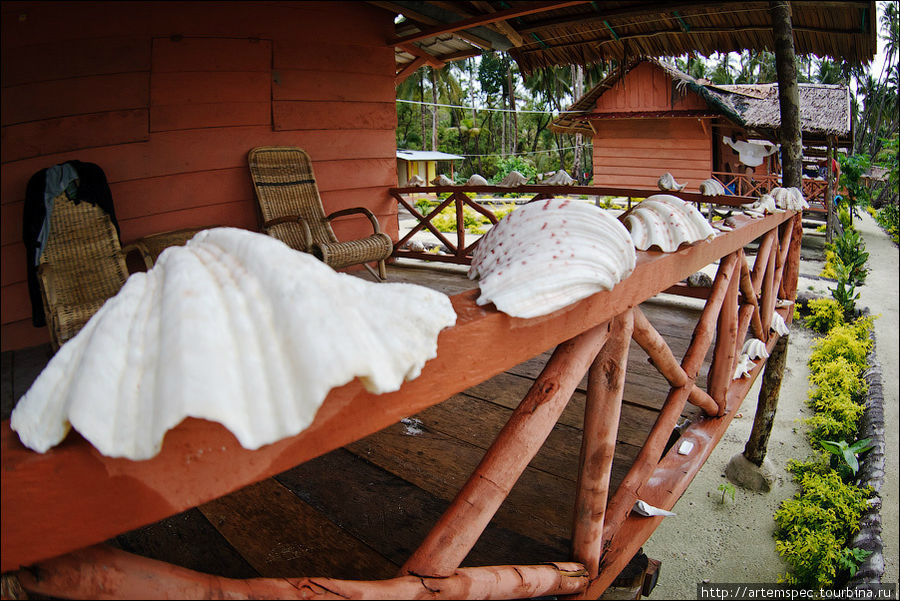 У бунгало есть уютная открытая терраса с удобными плетеными стульчиками. Суматра, Индонезия