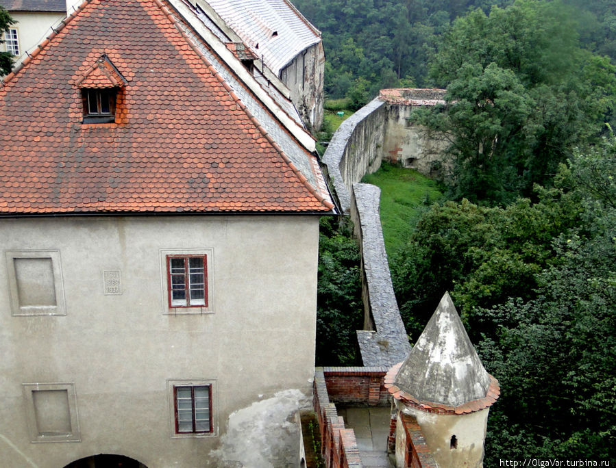 Крепостная стена опоясывает замок со всех сторон Кршивоклат, Чехия