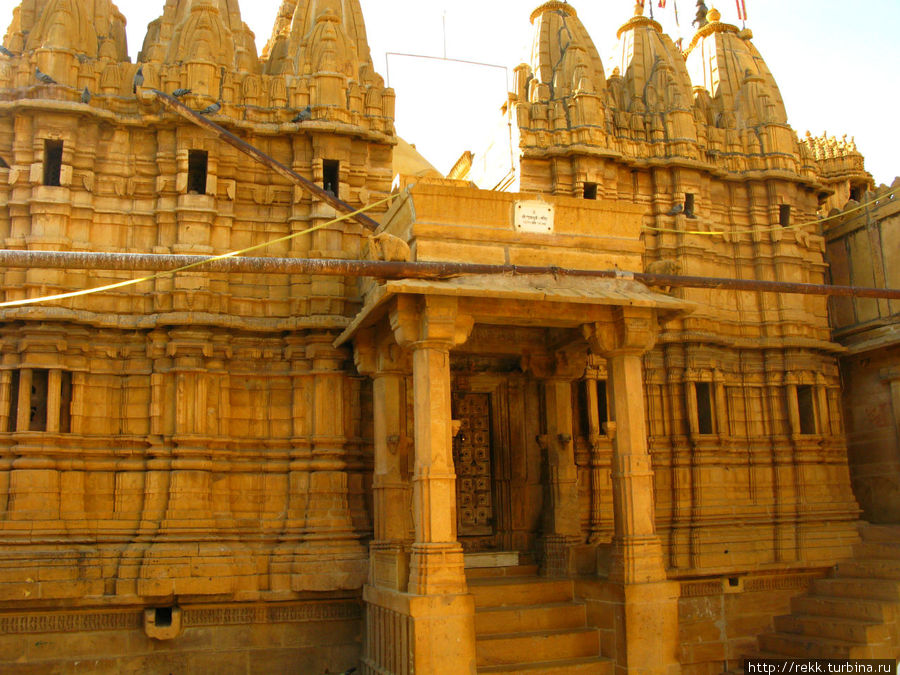 На джайнистский храм... Джайсалмер, Индия