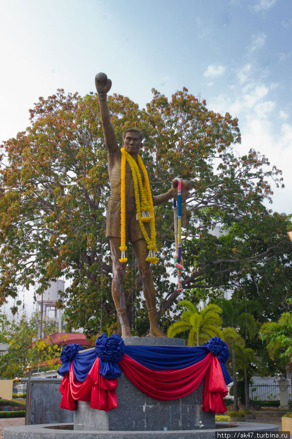 Памятник тайскому боксеру Хуа-Хин, Таиланд