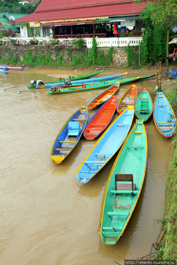 Лодки для туристов на реке Нам Сонг Ванвьенг, Лаос