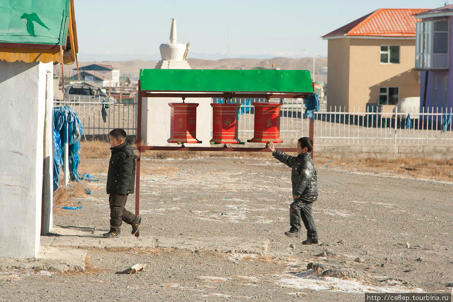 Каждый кто приходит в храм перед входом крутит барабаны — без этого никак Алтай, Монголия
