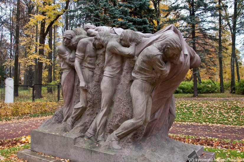 Рядом скульптура – “Похороны вождя”. Горки Ленинские, Россия