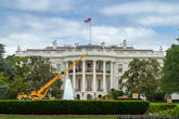 А вот и резиденция президентов США, Белый Дом. Сейчас здесь живёт и работает Барак Обама. От классической фотографии эту карточку отличает желтый кран, который что-то устанавливал в резиденции.