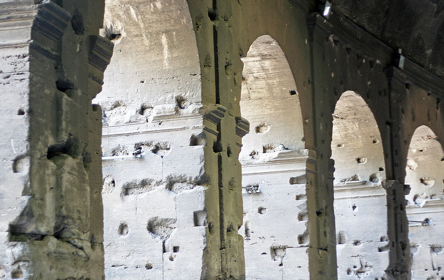 Колизей по распоряжениям пап был наполовину перекован в оружие и разобран на дороги. В этих дырах раньше были железные скобы, которые держали мраморную облицовку. Рим, Италия