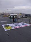организаторы и демонстранты готовят лозунги