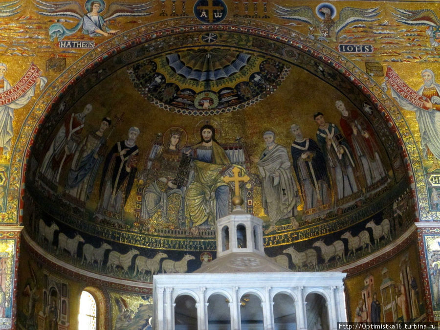В 1140 году верхняя часть купола апсиды была украшена мозаикой: Христос на золотом фоне в окружении Марии, апостолов, святых и папы Иннокентии II с макетом церкви в руках. (Википедия) Рим, Италия
