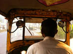 Поездка на мото рикше — основном транспортном средстве для передвижения по городу