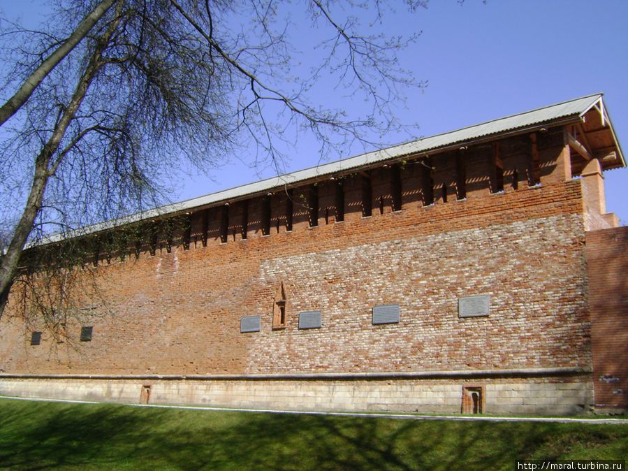Крепостная стена имела трехъярусную систему боя. Вид на крепость из Сквера Памяти Героев Смоленск, Россия