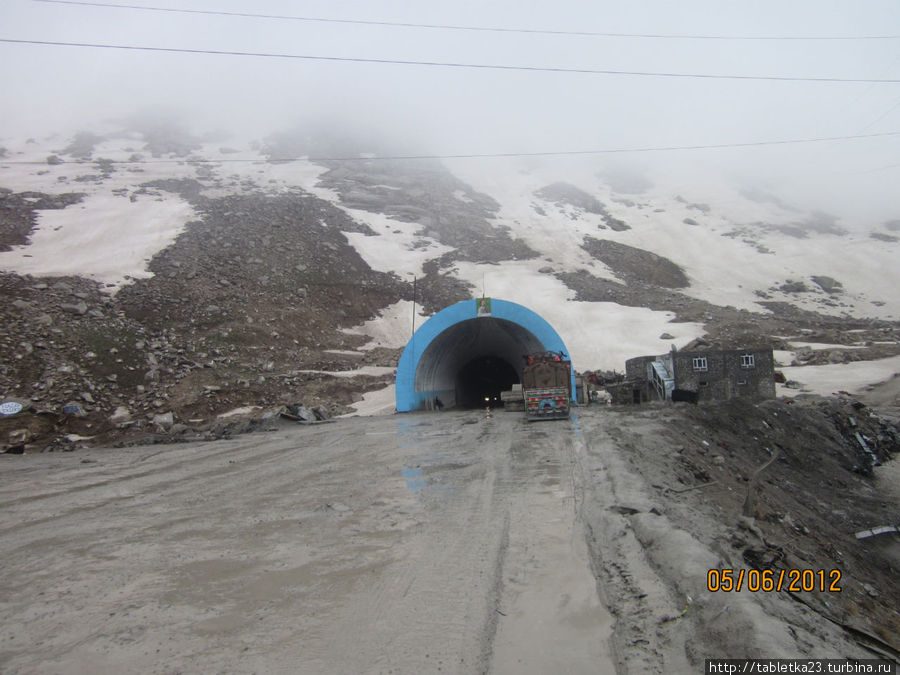 Саланг . построенная советскими специалистами горная дорога в Гиндукуше  1958-64 гг ( длинна тоннеля 2,67 км. ширина 6 м. ) Пули-Хумри, Афганистан