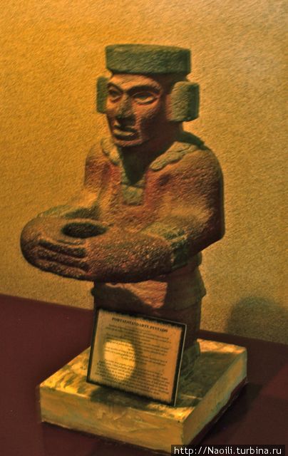 Знаменосец, вероятно знамя устанавливалось между его рук Тула-де-Альенде, Мексика