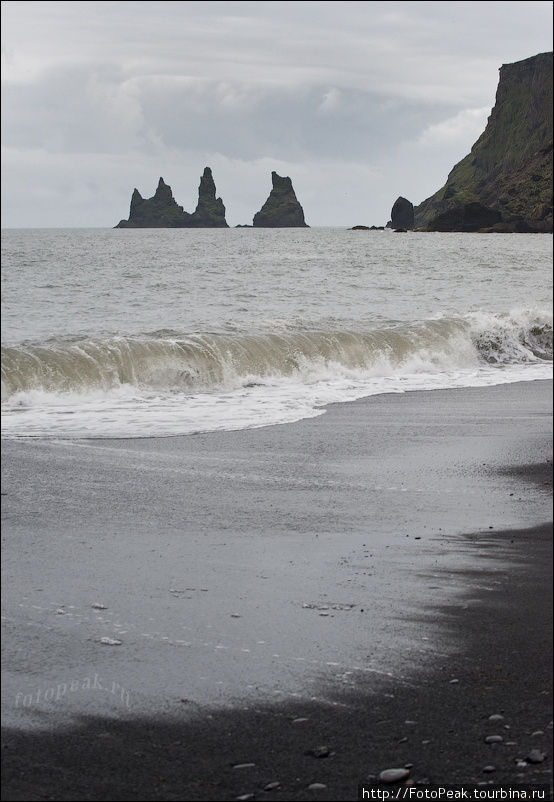 Городок известен своим черным песчаным пляжем, а американский журнал Islands Magazine в 1991 году назвал его одним из самых красивейших пляжей на Земле. Вик, Исландия