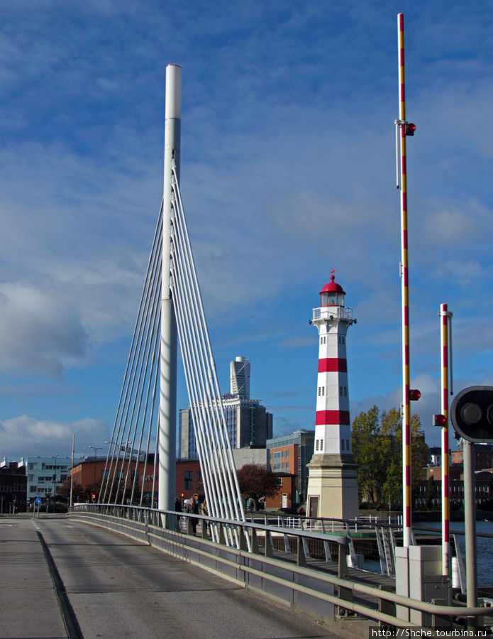 Район начинается сразу за мостом Universitetsbron, если идти со стороны вокзала Мальмё, Швеция