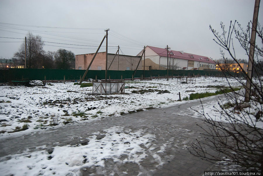 Опять 0С, огороды за рядом таунхаусов Жодино, Беларусь