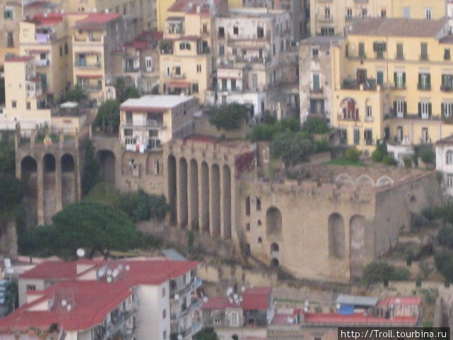 Остатки римских, видимо, сооружений Неаполь, Италия