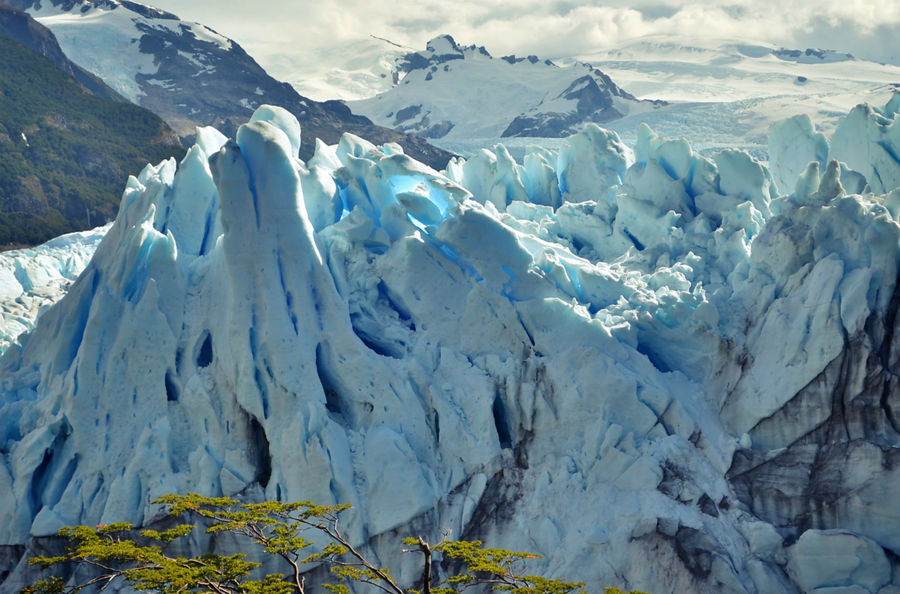 А если присмотреться поближе — начинаешь замечать причудливые формы самого ледника, его устремляющиеся вверх до самого неба отростки, уже немного сглаженные палящим патагонским солнцем. Лос-Гласьярес Национальный парк, Аргентина
