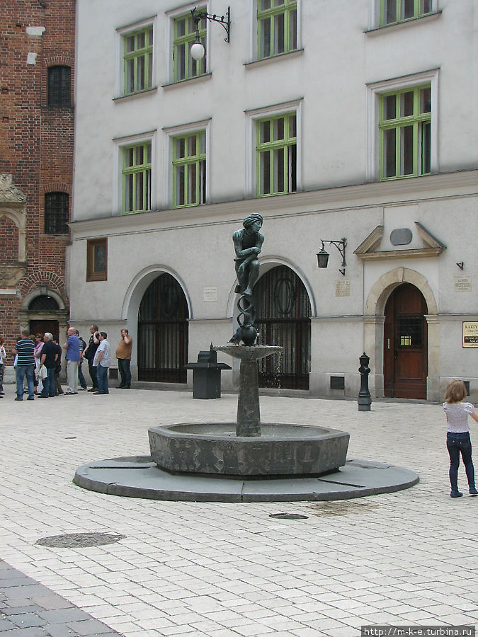 Мариацкая площадь с фонтаном Краков, Польша