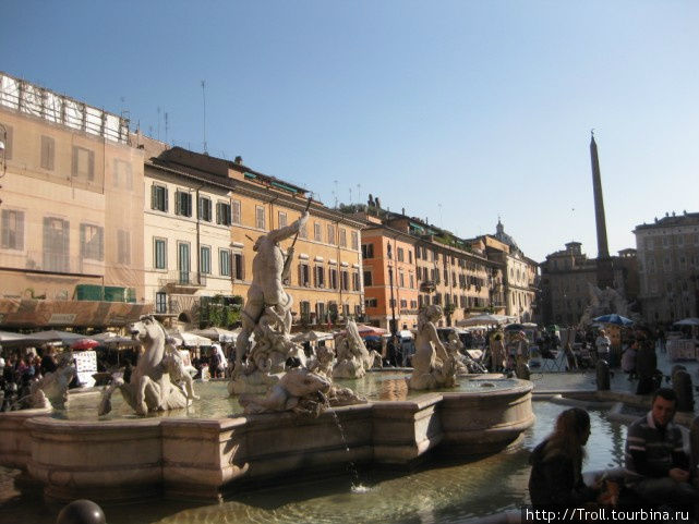 Смешались в тучу туристы, статуи... Рим, Италия