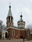 Краснокирпичное здание совмещает в себе черты классицизма и русского национального стиля. Эта кладбищенская церковь была построена в 1861г.