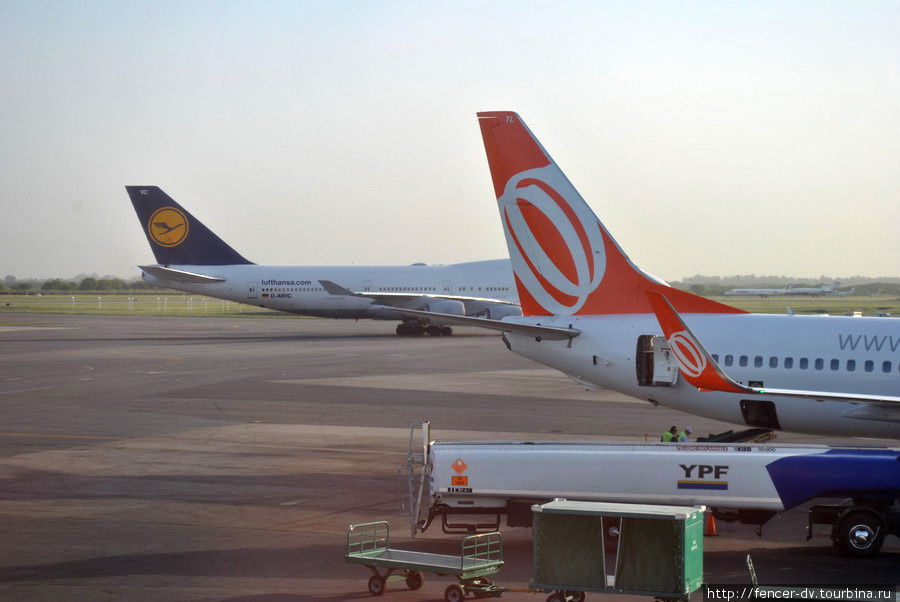 На переднем плане хвост самолета авиакомпании GOL. Тоже популярный в регионе перевозчик. Эзейза, Аргентина