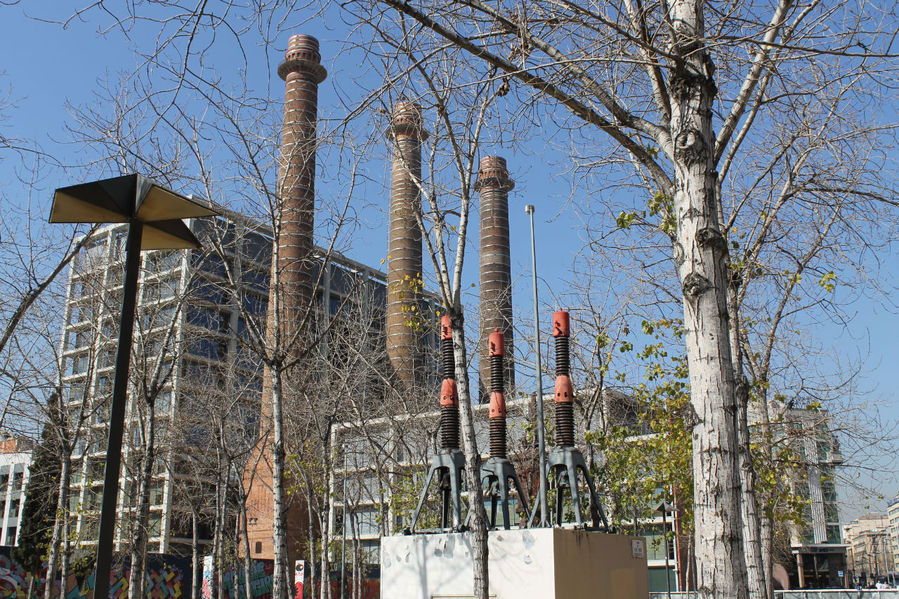 Промышленные трубы в центре Барселоны Барселона, Испания