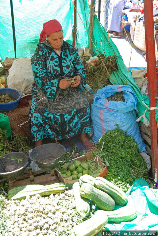 Продавщица на базаре. Фес, Марокко