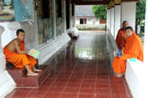 Монахи, монастырь Моунена Сомпхуарам (Wat Mounena Somphouaram)