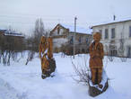 Деревянные фигурки около местного техникума культуры