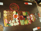 пример о-сэти-рёри (Osechi-ryōri). Конечно, это ещё не вся еда, на фото именно главная составляющая, которую готовят только на Новый год