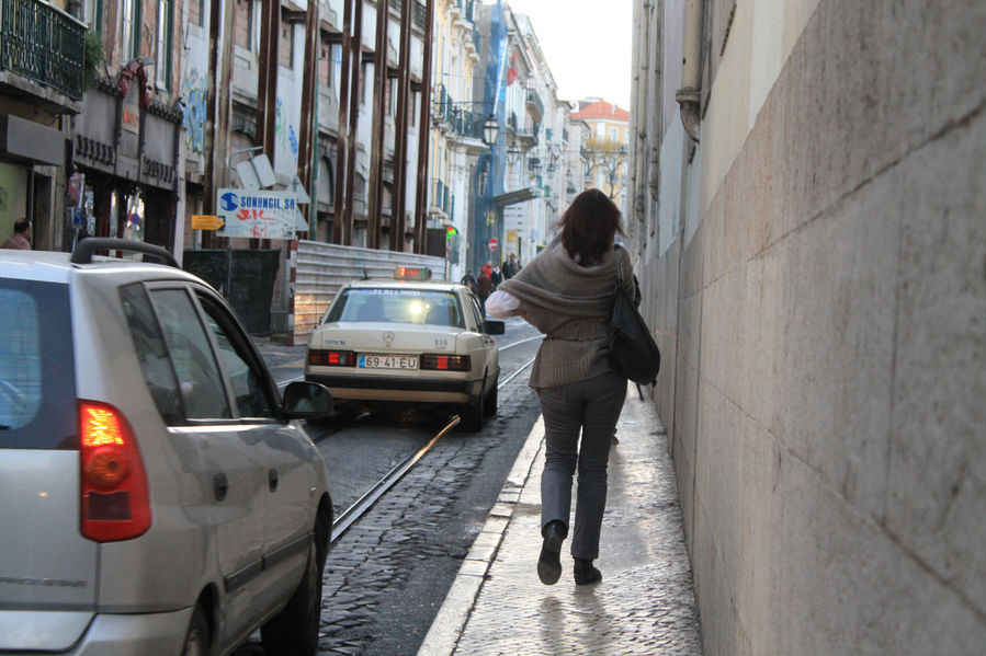 Улочки в верхнем городе очень узкие, вдвоем не пройдешь. Лиссабон, Португалия