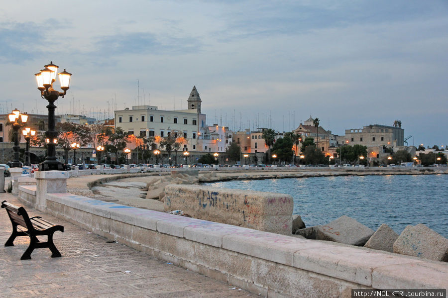 Вечерняя набережная Бари Бари, Италия Вечерняя набережная Бари Бари, Италия
