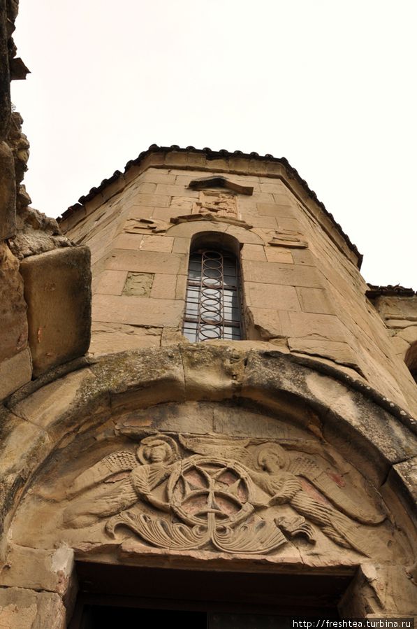 С восточной и южной сторон храм украшают скульптурные рельефы и орнаменты, а вход осеняют два резных ангела. Мцхета, Грузия