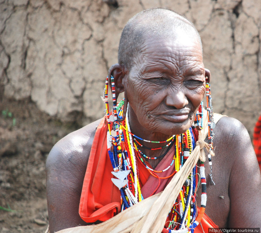 Украшают шею ожерелья из бисера, которые масайки сами же и изготавливают. Кстати, женщинам масайкам разрешается украшать себя и привлекать к себе внимание только после обрезания и замужества Масаи-Мара Национальный Парк, Кения
