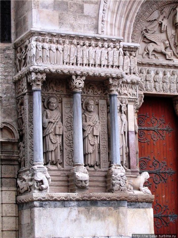 Фигуры апостолов размещаются между колонами и пилястрами. Арль, Франция